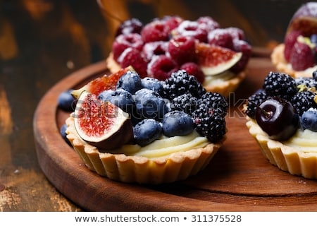 Recipes for italian desserts: Italian tartlets with wild strawberries