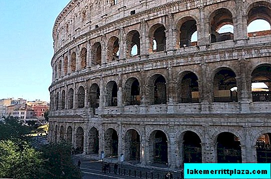 Cities of Italy: Colosseum in Rome: the largest amphitheater of the ancient world
