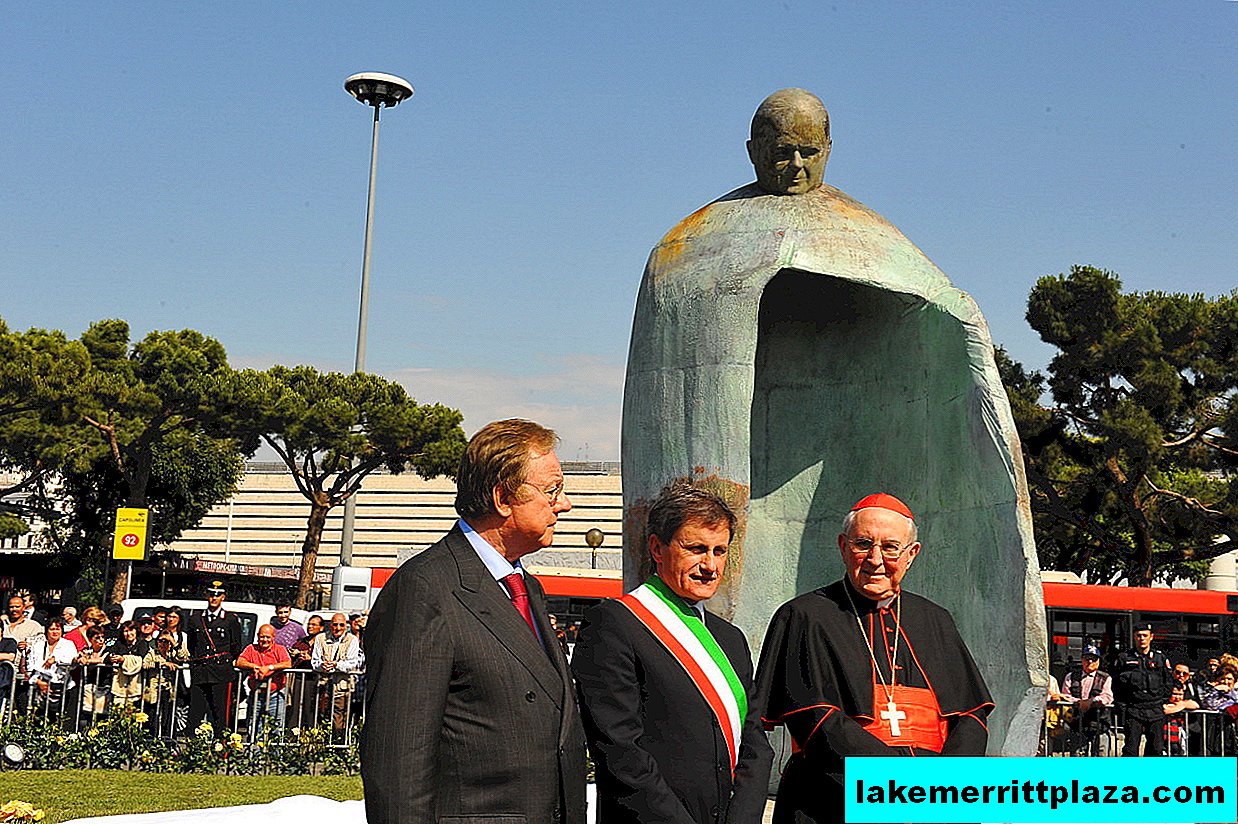 Monument voor paus op station Termini