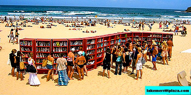 Biblioteca na praia italiana