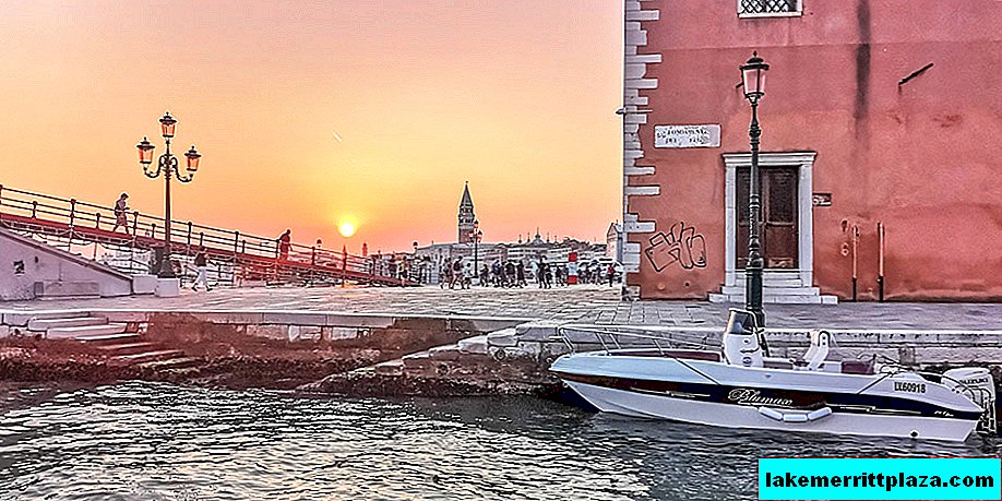 How to rent a boat in Venice for a walk along the lagoon?