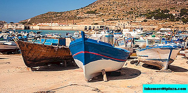 How to get to the island of Favignana