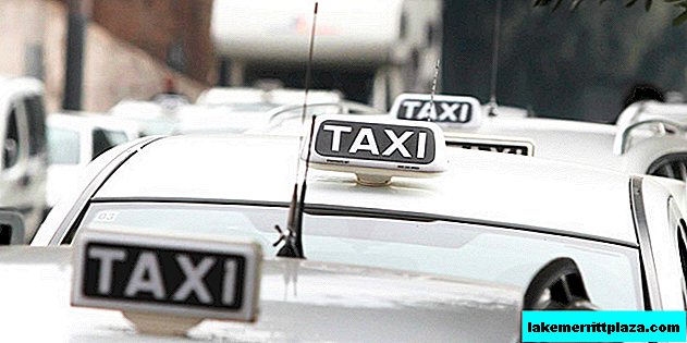 Taxista romano "dio gasolina" con bolsas de pasajeros
