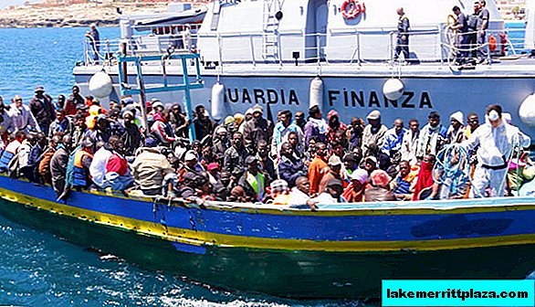 Military sailors rescued about a thousand illegal migrants