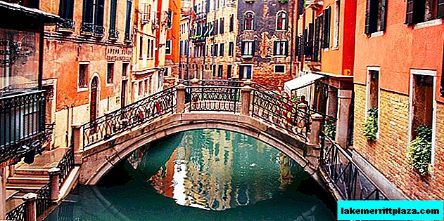 The castles of love on bridges got residents of Venice